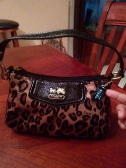 Bonito bolso de mano Coach esta casi nueva solo esta poquito sucia por dentro $60