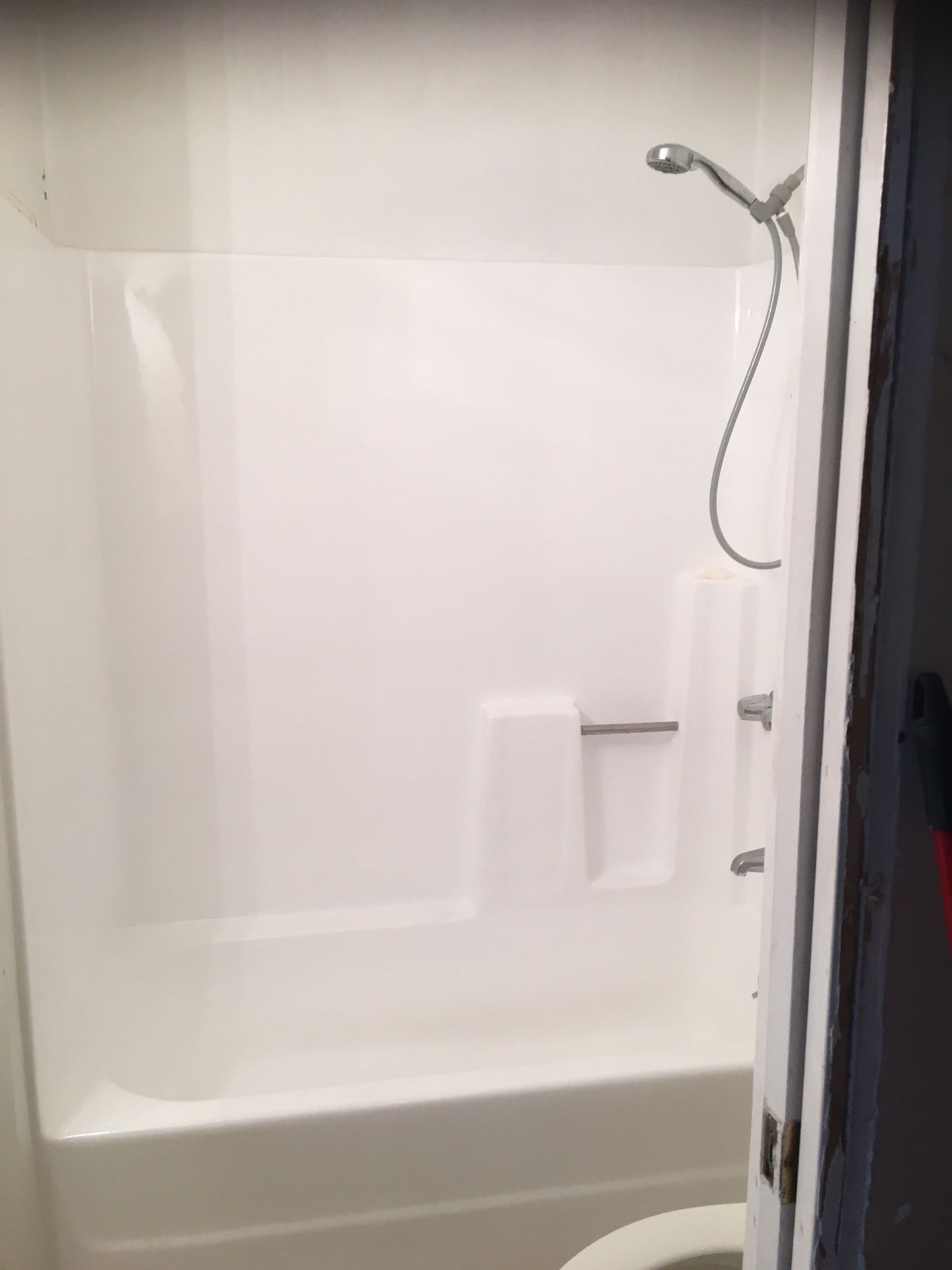 A full tub with walls one piece right side drain in excellent condition.