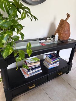Entrance table