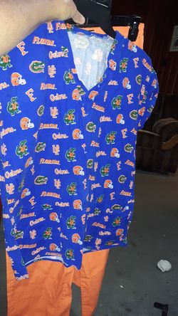 Gator scrub shirt and pants size med
