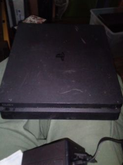 Ps4 slim 1 TB 3 controllers