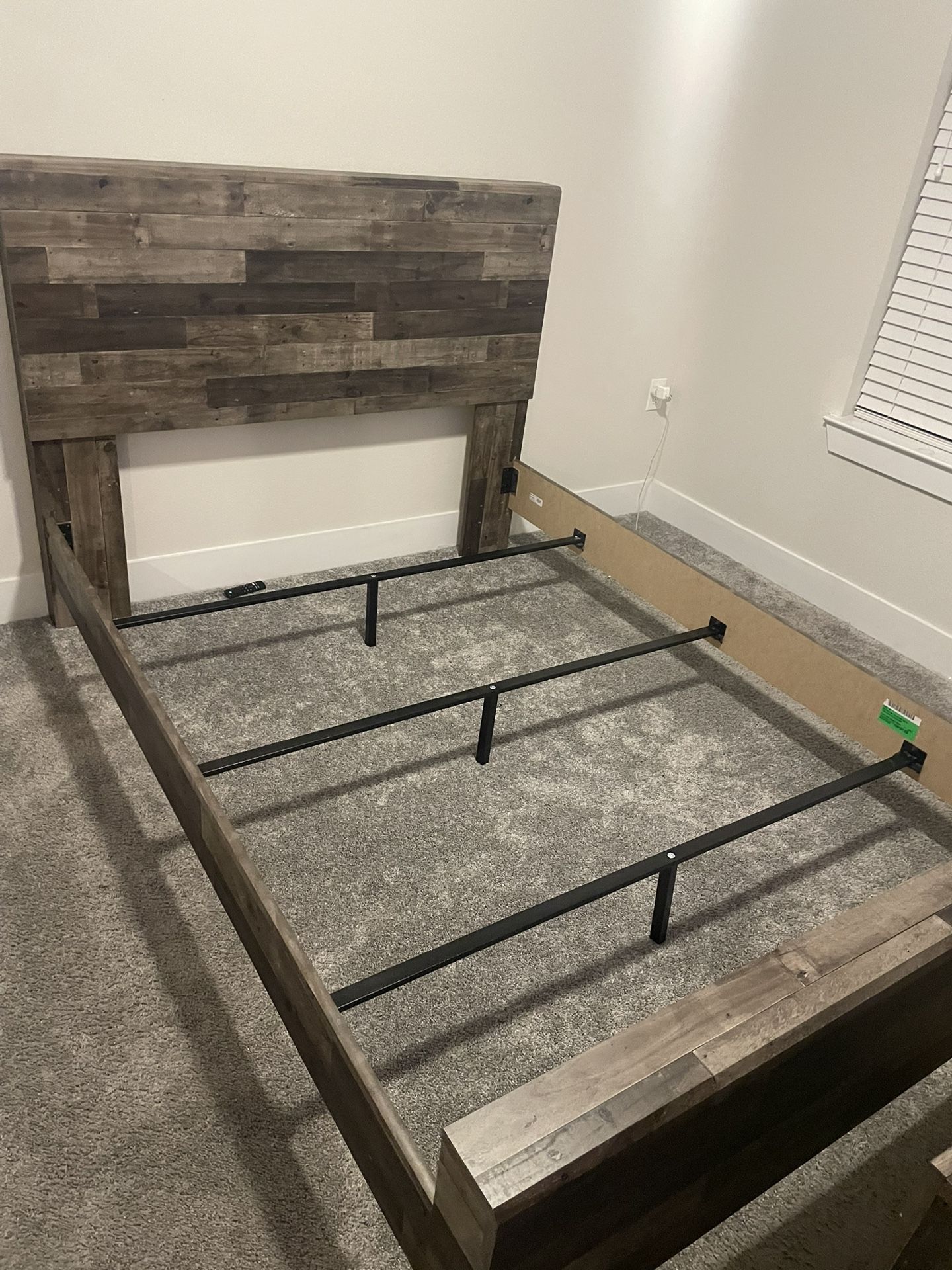 Queen Size Bed Set w/ Dresser & Nightstand