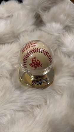 Official Rawlings baseball of 75th World Series- 1978, Bowie Kuhn, Commissioner. Gold color display with the script Dodgers logo team on it .