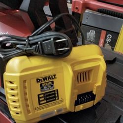 DEWALT 20V MAX LITHIUM ION FAST CHARGER (TOOL ONLY)