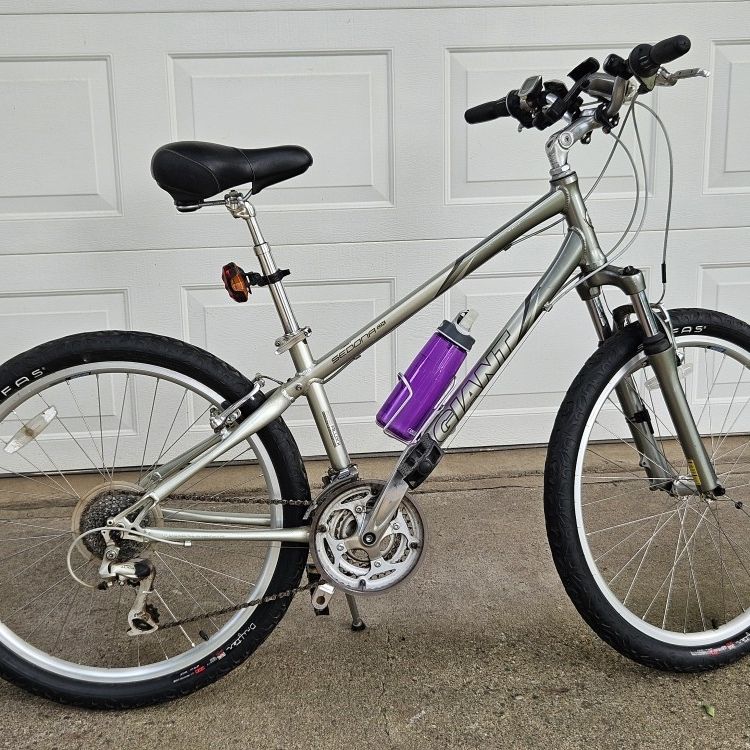 men's giant sedona dx bicycle USED Small Comfort Hybrid Bike 3x8 Speed Shimano Rim Brake Giant Sedona DX bicycle long