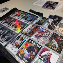 MLB TRADING CARDS (BINDER) Topps!