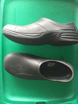 Men cook shoes