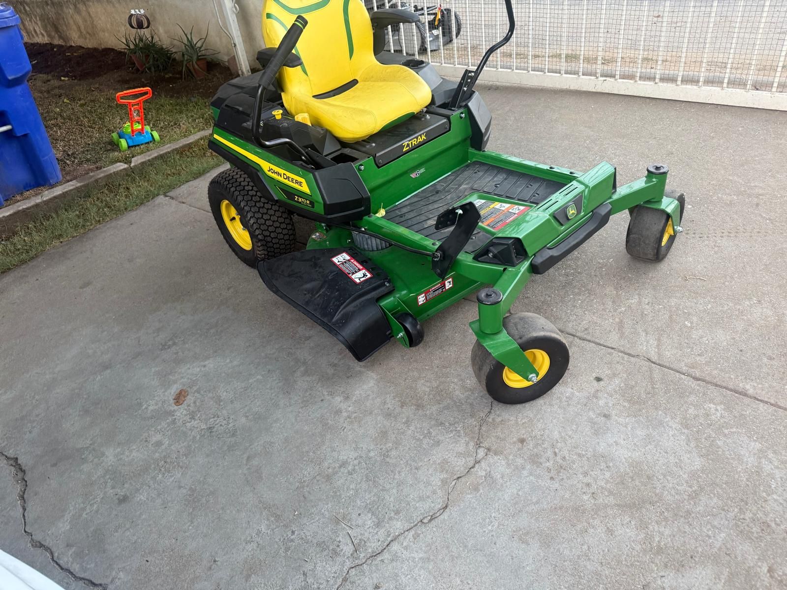 370R Electric 42 in. 3.2 kWh Battery Dual Electric Zero-Turn Riding ...