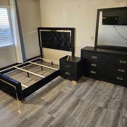 Brand New 4 Pcs Bedroom Set Queen, 1 Night Stand, Dresser & Mirror $699 Gold & Velvet 