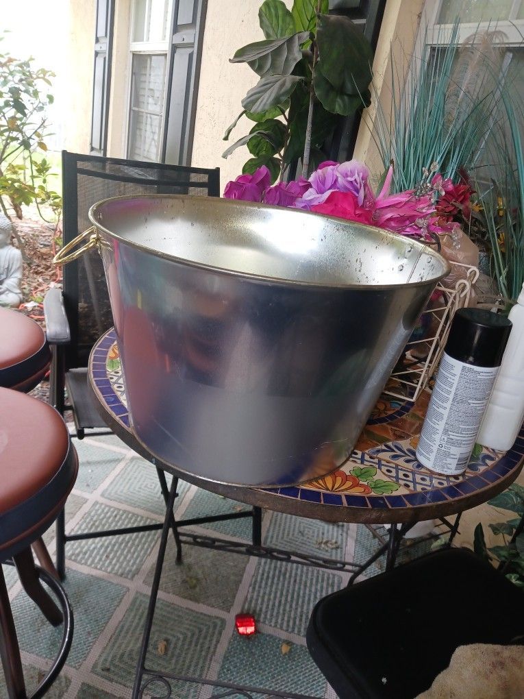 Like New Ex Larg Metal Beverage Bucket Or For Decor Etc 9 Firm