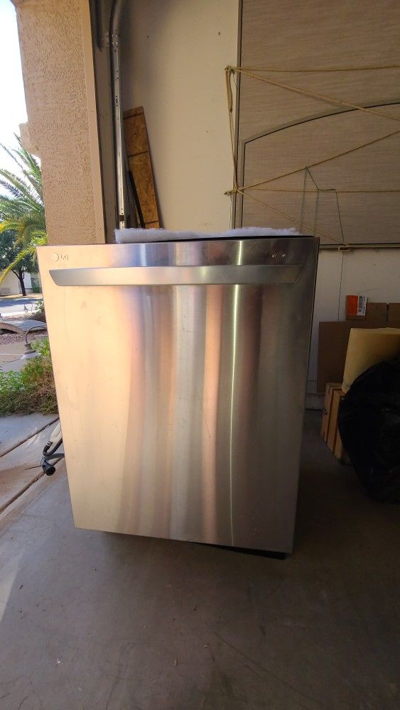 LG Dishwasher Free-- For Parts Only
