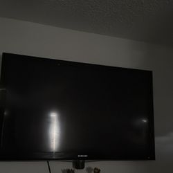 Samsung Flat Screen Tv With Roku Box Included
