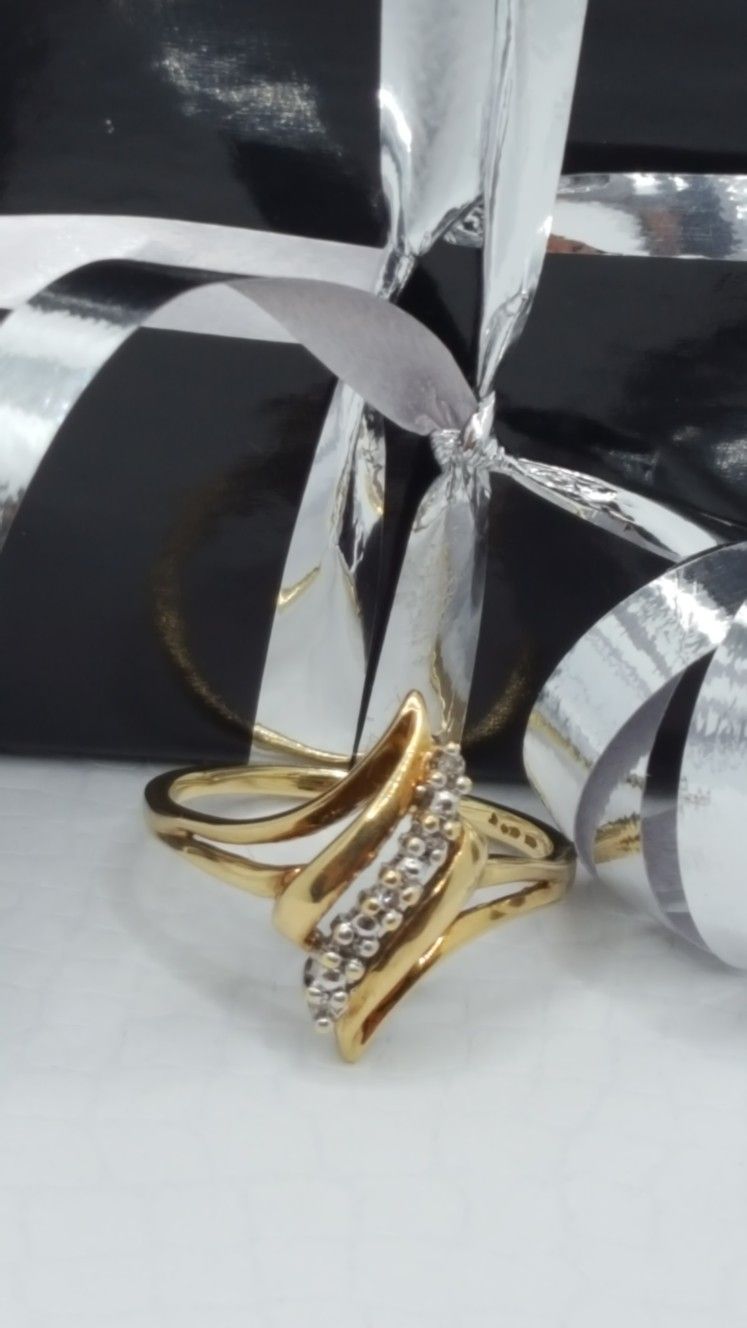 10k Real Gold Ring, Gorgeous vintage, with 5 Swirled Real chip Diamonds, 2.40grs Sz 8