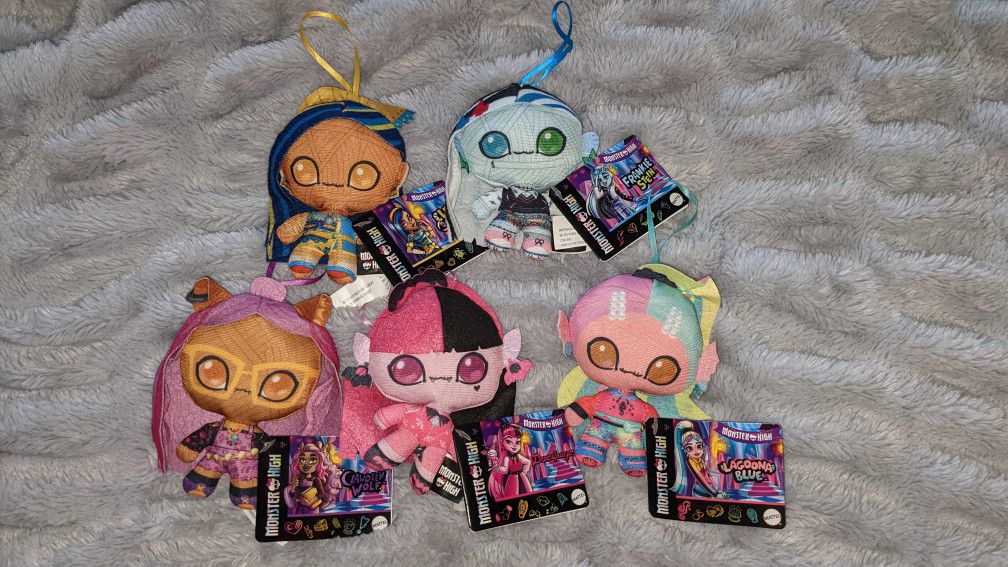Set of 5 Monster High G3 Plushies.

Brand New, with tags.

Includes Draculaura, Lagoona, Cleo, Frankie, and Clawdeen.

