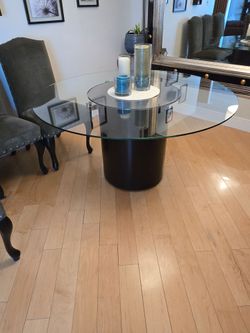 Pre moving sale!!! Save $$$ Copenhagen glass top round dining table