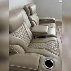 Loveseat - Like New β Indianapolis, IN