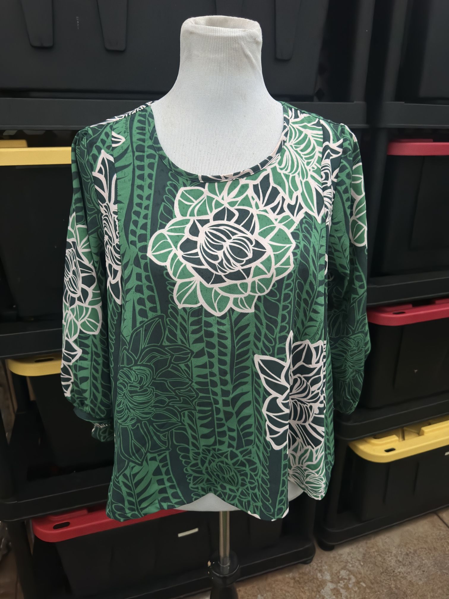 PreOwned Manuhealii Blouse Green Hawaiian Print Women's Small 100% Rayon