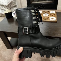 Women Winter Boots/ Shoes Like New Size 7.5 