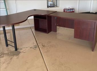 Spacious L-shaped desk in cherry