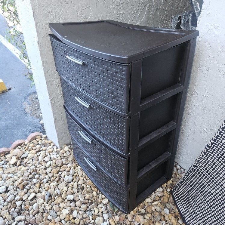 4 WEAVE STYLE PLASTIC DRAWERS !!