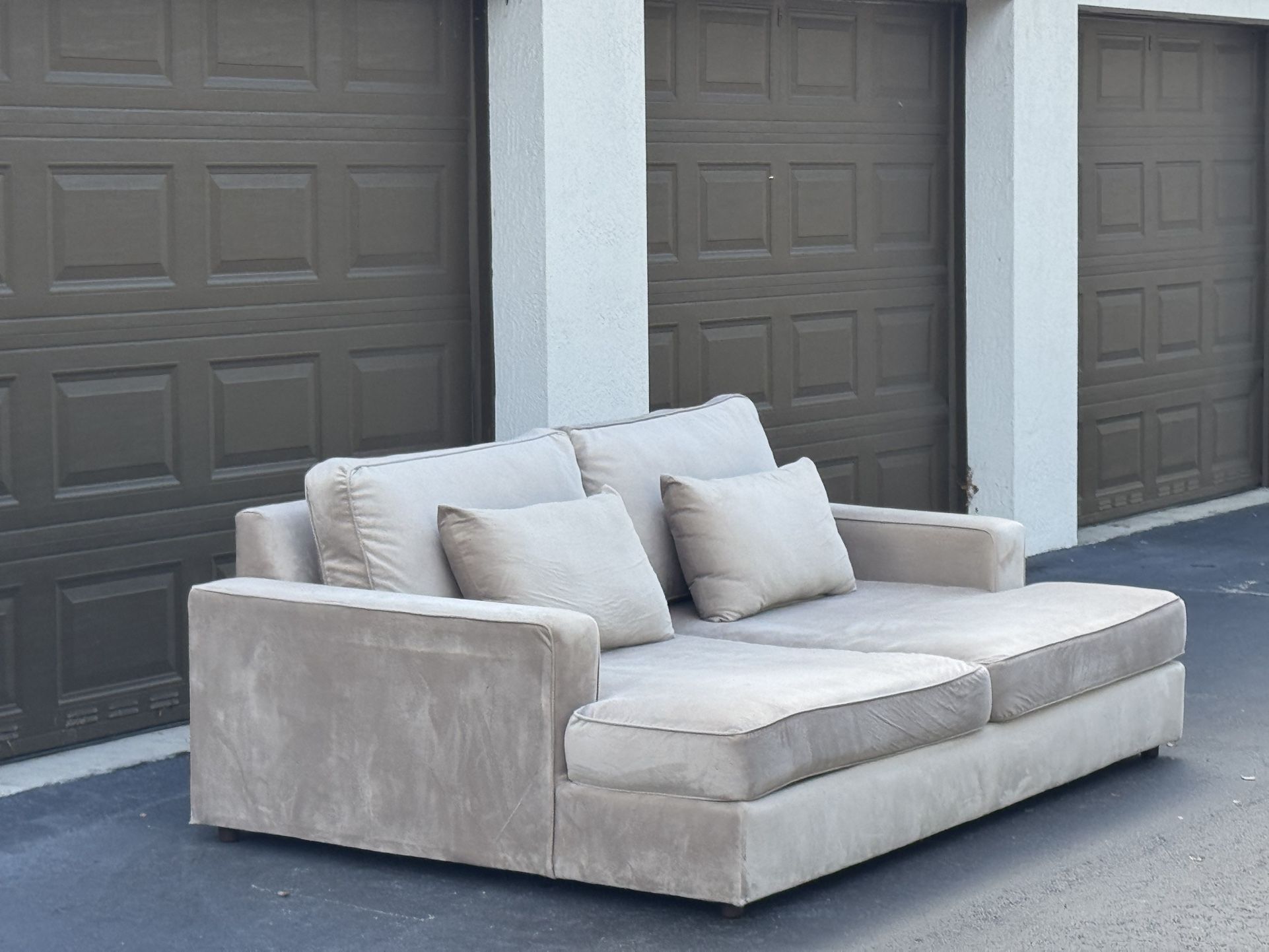 🛋️ Sofa/Couch - Beige - Microfiber - Delivery Available 🚛