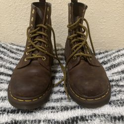 DR. MARTEN CRAZY HORSE BOOTS