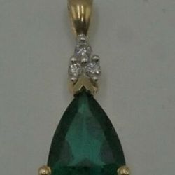10KT YELLOW GOLD PENDANT W 3 SMALL DIAMONDS & GREEN STONE 1.4 GRAMS MINT CONDITION. . 862360-1. 