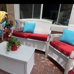 Like New Suncast 4 Piece Patio furniture 