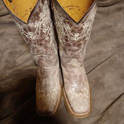 4.5 Like New Bought For Party So Worn One Time