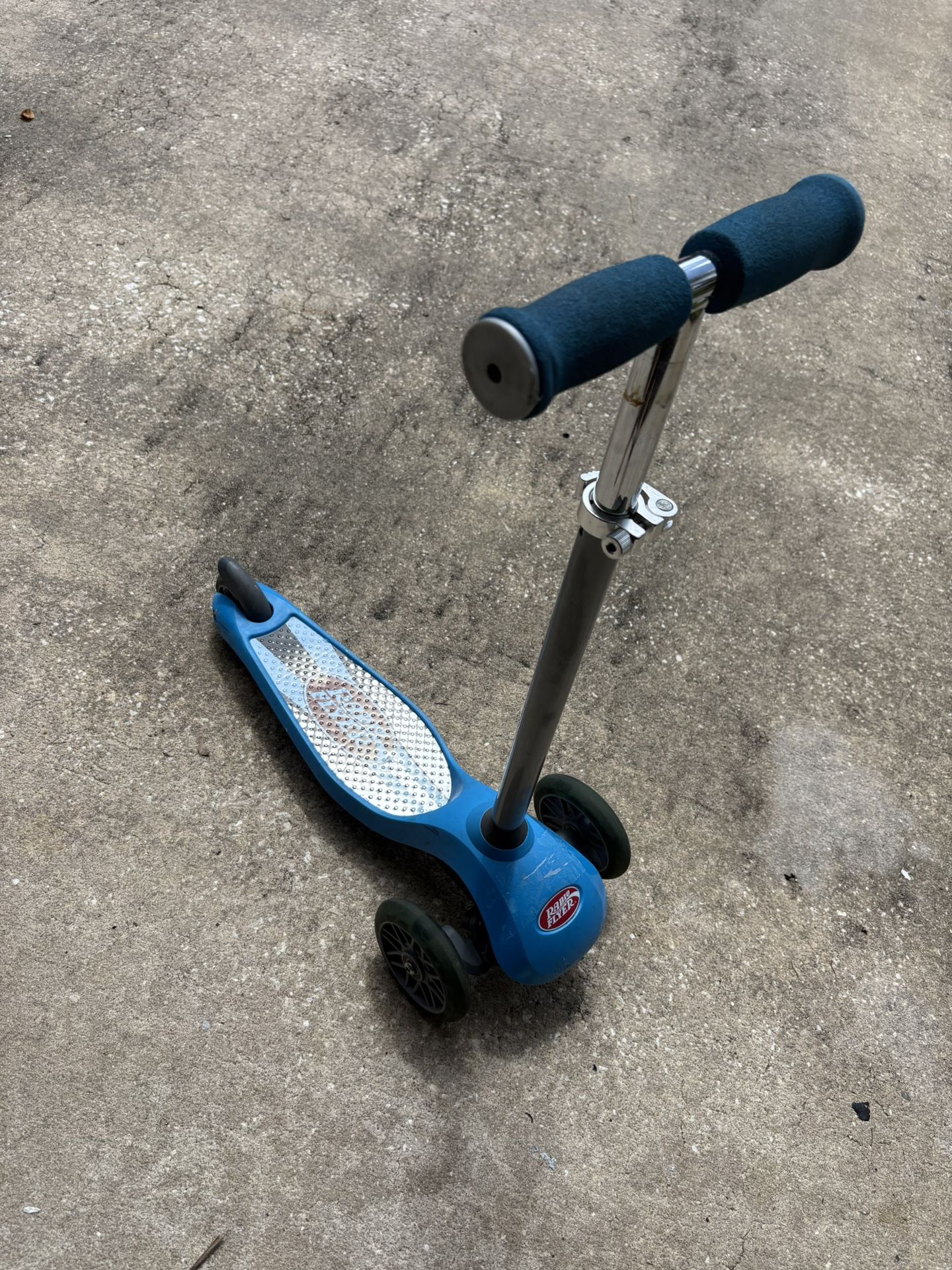 Blue Radio Flyer Lean 'n Glide Kids 3-Wheel Scooter