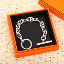 A classic bracelet for women