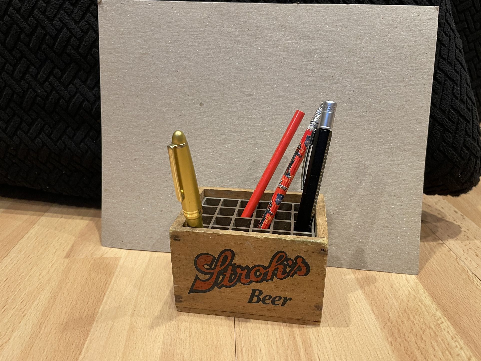1984 STROH'S BEER BOX WOODEN MINIATURE BEER BOTTLE CRATE PEN & PENCIL HOLDER