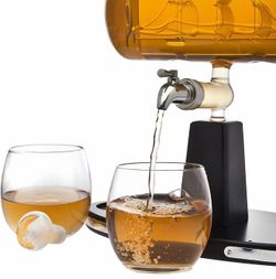 Whiskey decanter glasses set