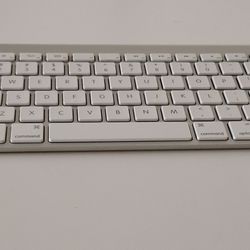 Apple Wireless Bluetooth Keyboard (A1314) - Aluminum & White