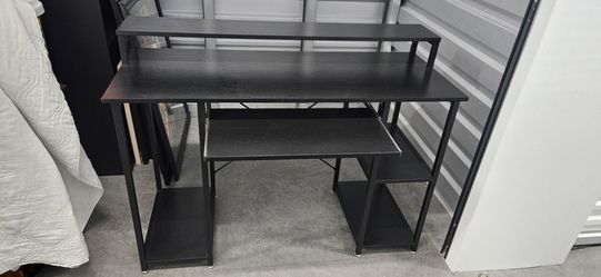 Black Modern Desk / Computer Desk – Great Condition