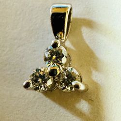 ✨ 14K White Gold Diamond Pendant on 18” Sterling Silver Chain – $95 ✨