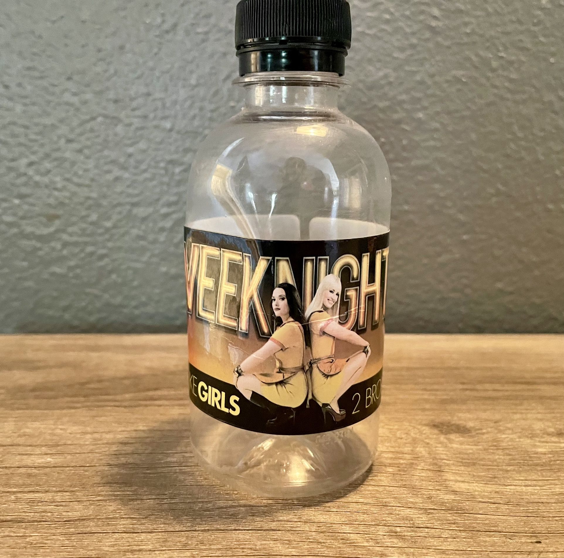 Two Broke Girls Final Season (Season 6)Cast & Crew Set Water Bottles