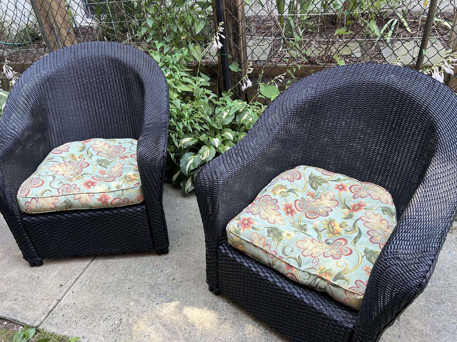 Lloyd and Flanders Black Whicker Chairs In Excellent Condition