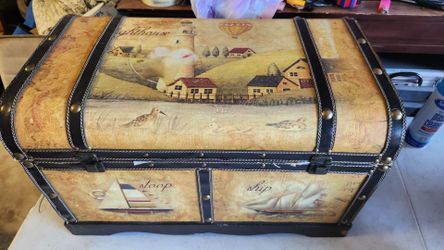 Treasurer chest decoration needs hinges