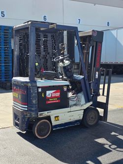 Elec forklift leaks oil