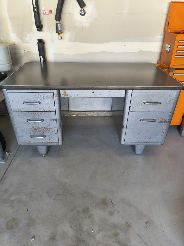 Solid Metal Mechanical Desk