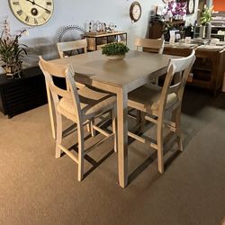 Table And 4 Barstools 