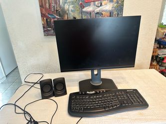 Monitor, parlantes y teclado