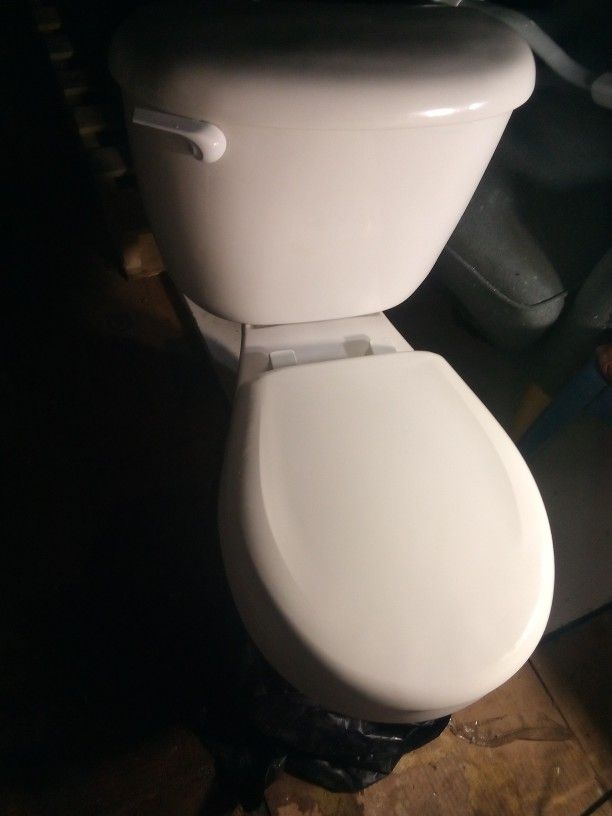 Briggs Toilet. Installed Then Pulled Out. Clean New Condition