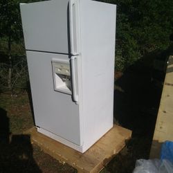 White Frost-free Whirlpool 22 Cubic Foot Refrigerator