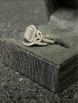 NATURAL DIAMOND RING WITH ADDITIONAL BAND