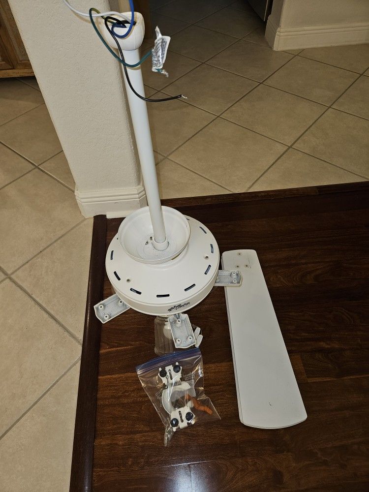 Hunter Crestfield 3 LED Lights 52 Inch Ceiling Fan (Fresh White) Model 54204