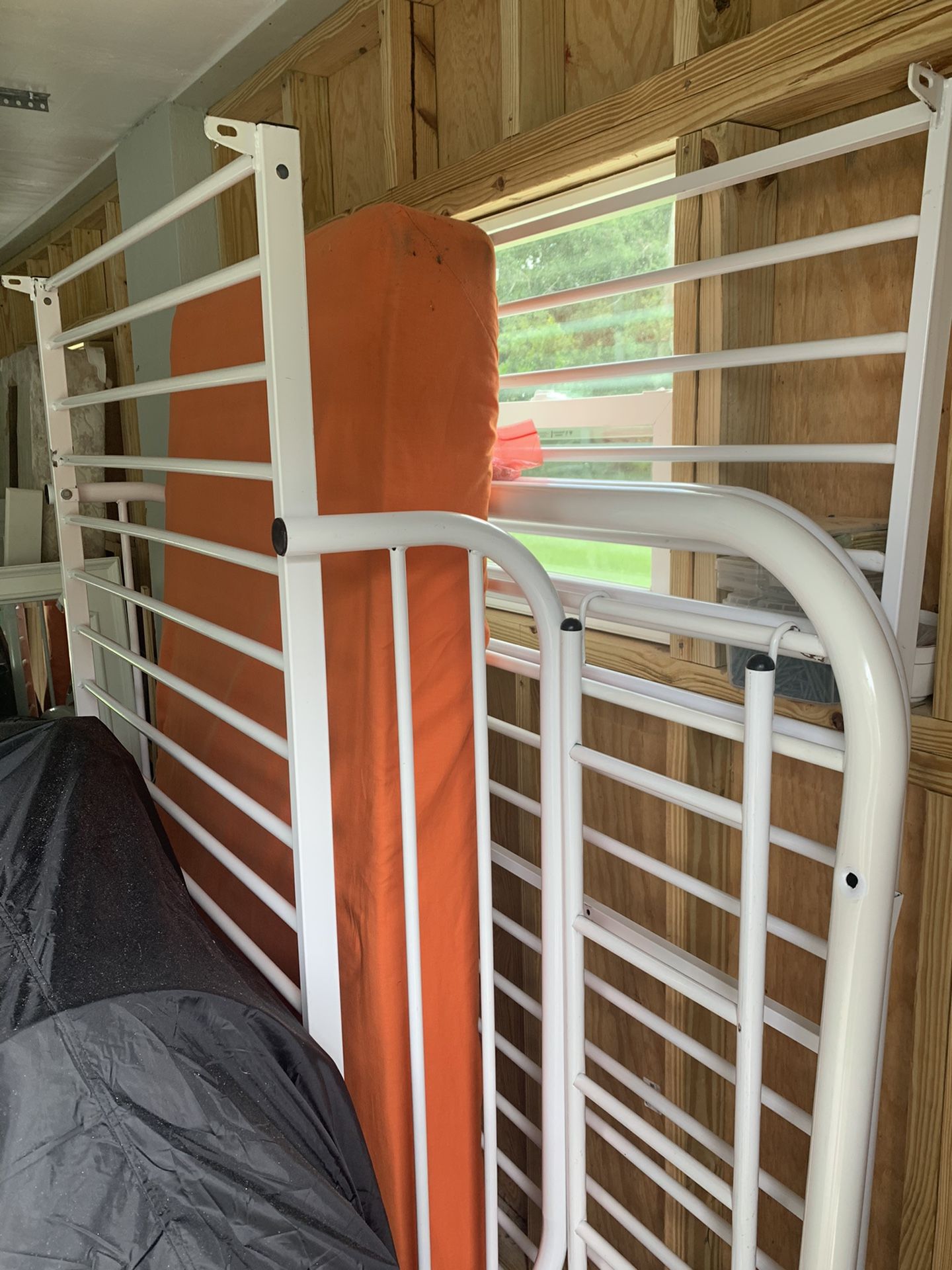 Metal frame twin/full bunk bed with full mattress