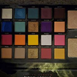  BPERFECT EXTRA LARGE COSMETICS CARNIVAL PALETTE A COLLECTION OF EYESHADOWS,  SHIMMERS, AND GLOWS! $$10!!🌸💥🔥