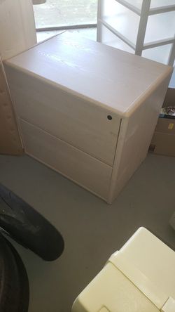 Filing cabinet with lock and 2 keys